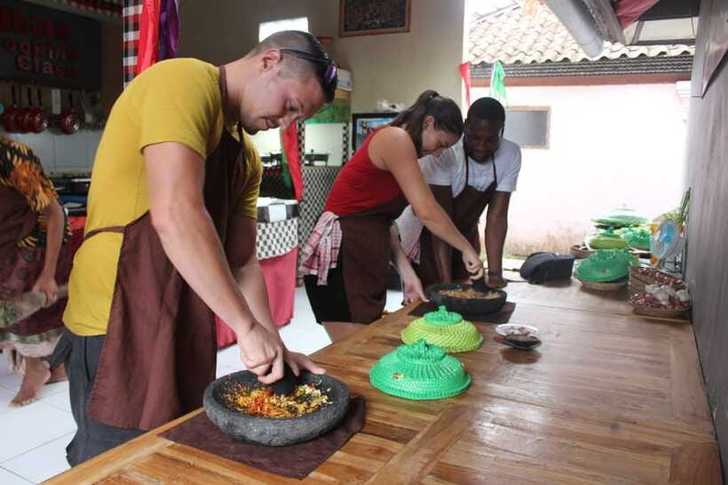 Ubud: Balinese Cooking Class and Market Tour - Inside the family compound cooking school
