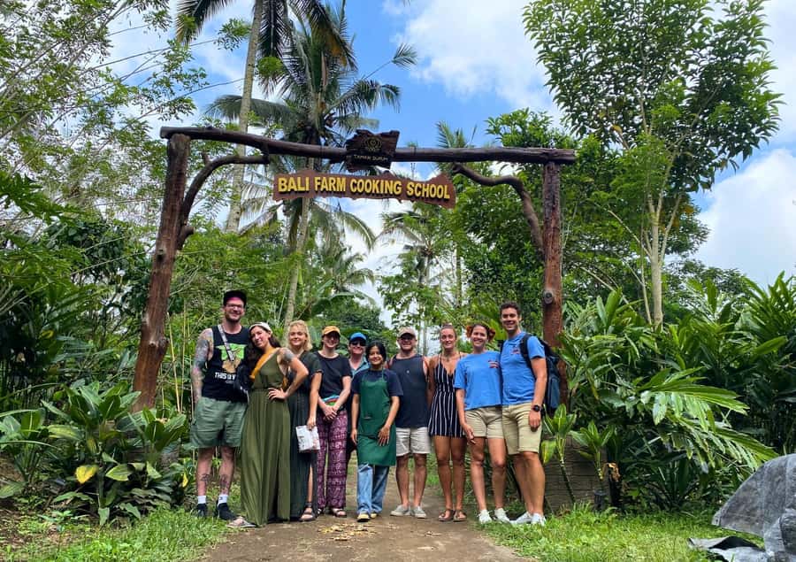 Ubud: Balinese Cooking Class at an Organic Farm - Pick breakfast and vegetables on the organic farm