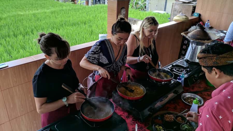 Ubud: Cooking Class with Transfers and Optional Market Visit - Cooking inside Balinese family life