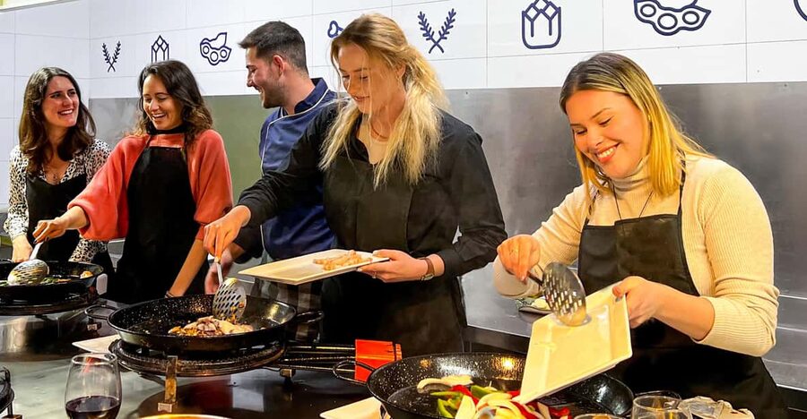 Valencia: Paella Cooking Class with Central Market Tour - Shopping inside Mercado Central de Valencia