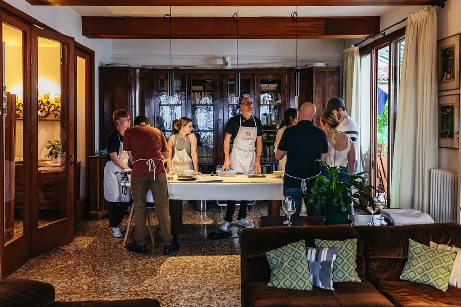 Venice: Pasta and Tiramisu Cooking Class at a Local's Home - Small details that make the experience work