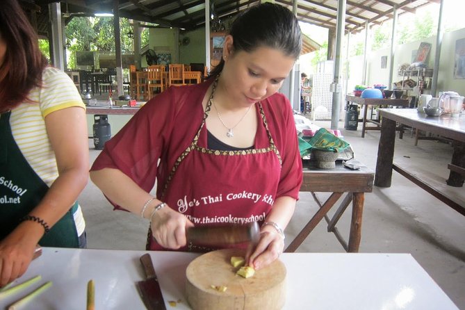 Ya Thai Cookery School Class in Krabi - Choosing ingredients and learning the flavor balance