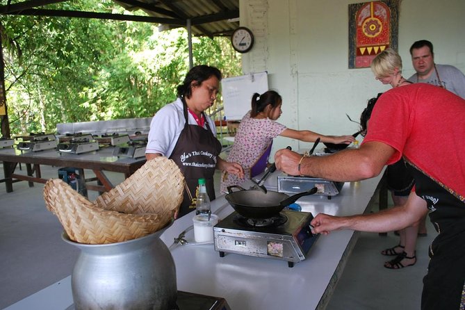 Ya Thai Cookery School Class in Krabi - The instructors and group size