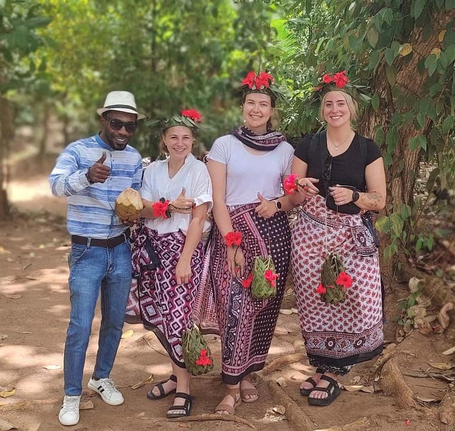 Zanzibar: Spice Farm Tour with Traditional Cooking Lesson - Smelling cinnamon, vanilla, cloves, and pepper in fresh form